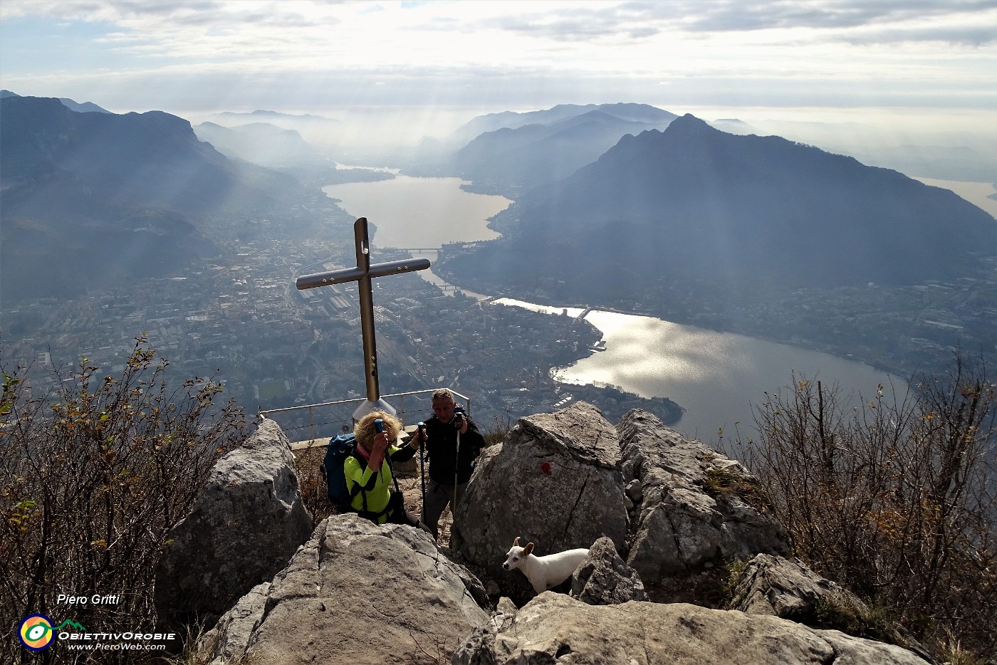 42 Al Crocione del San Martino (1025 m), panorama su Lecco, i suoi laghi e monti.JPG